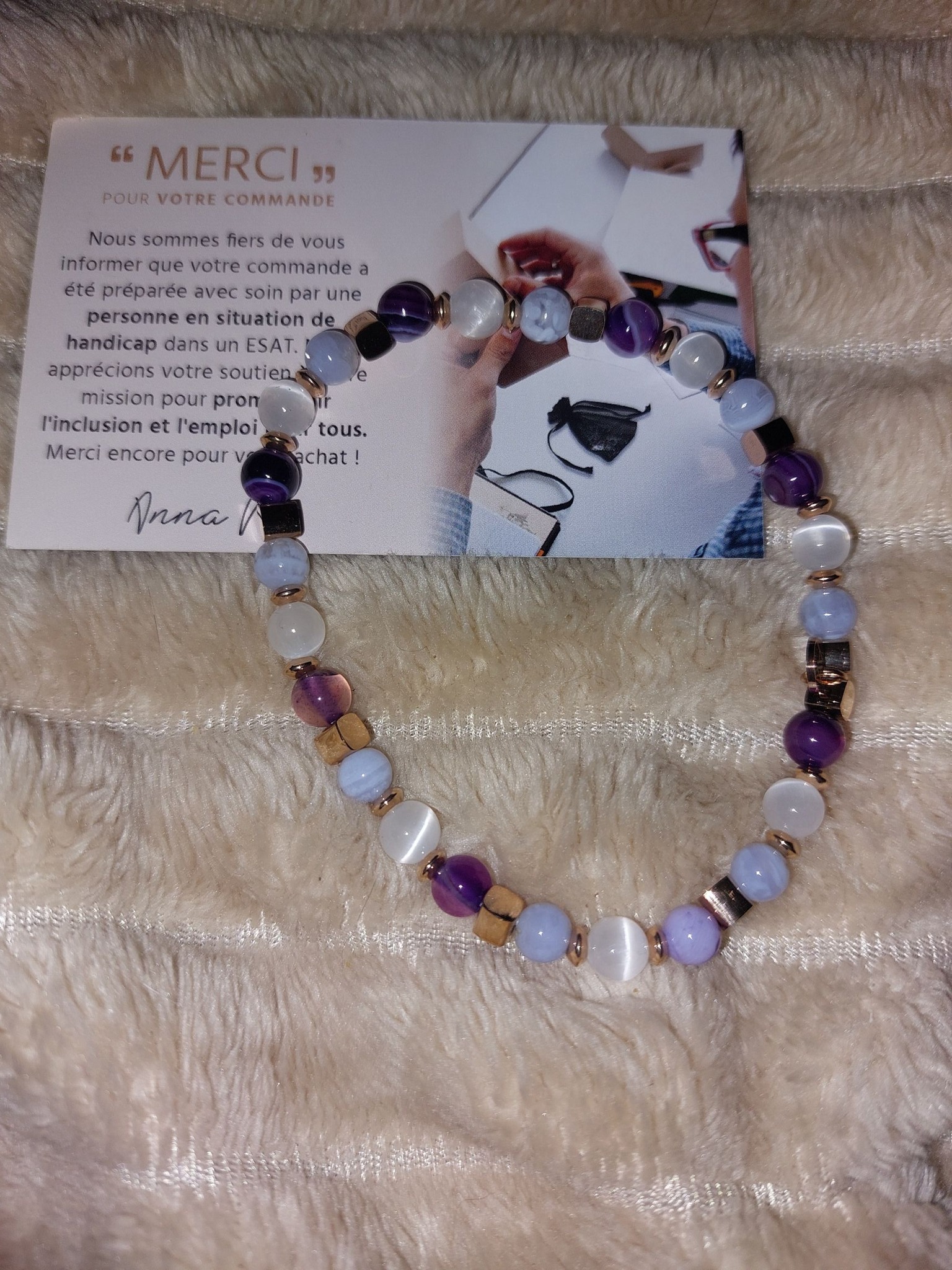 Photo bracelet lithothérapie Calcédoine, Sélénite, Agate violette rayée