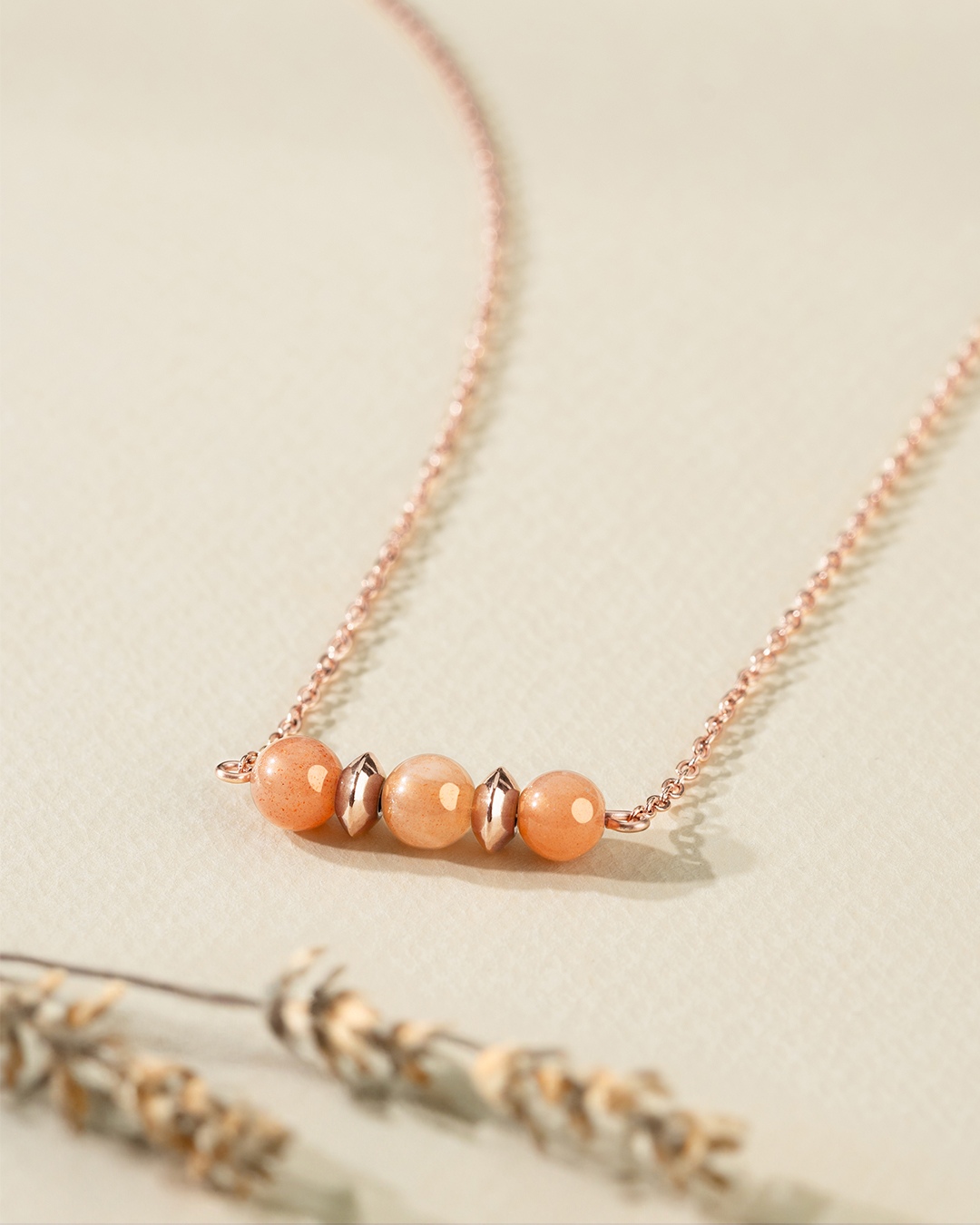 Packshot Pendentif Pierre du soleil Viganellina